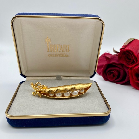 Trifari Jewelry - Trifari Collectibles Brooch Peas In A Pod Faux Pearl w/Box Near Mint